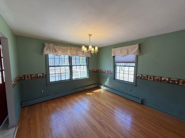 125 Brookfield Rd, Sturbridge, MA 01518