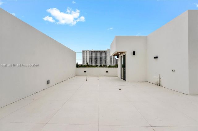 3220 NE 7th St, Pompano Beach, FL 33062