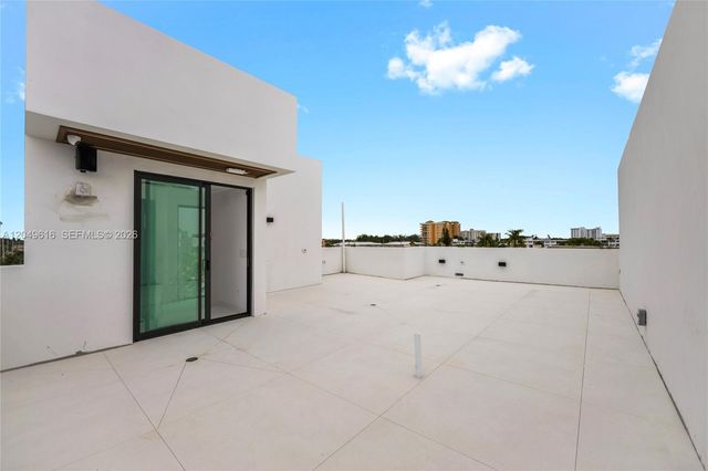 3220 NE 7th St, Pompano Beach, FL 33062