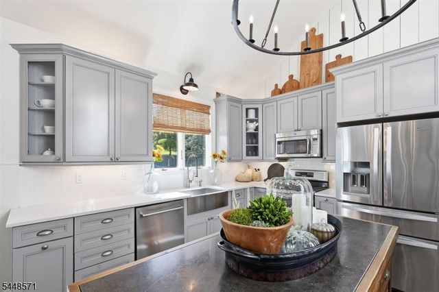 1 Pendleton Ct, Clinton Twp., NJ 08801