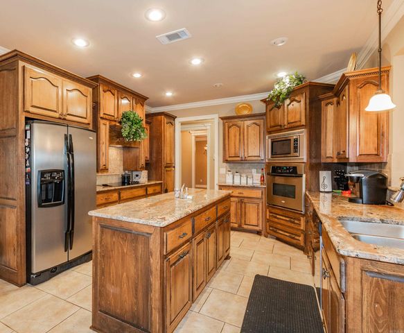 3924 Commonwealth Dr, Bryant, AR 72022