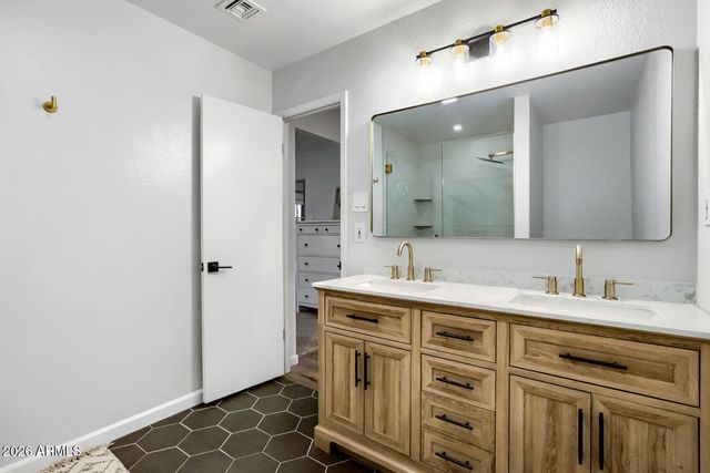 4111 W PARADISE Lane, Phoenix, AZ 85053