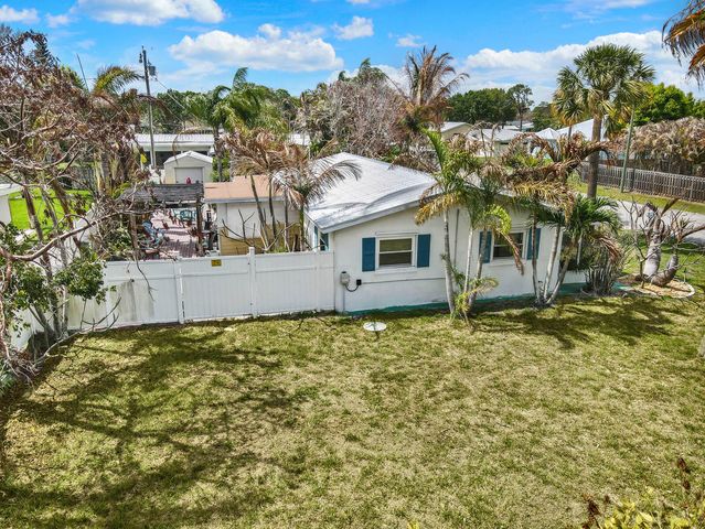 1180 NE Crescent Street, Jensen Beach, FL 34957