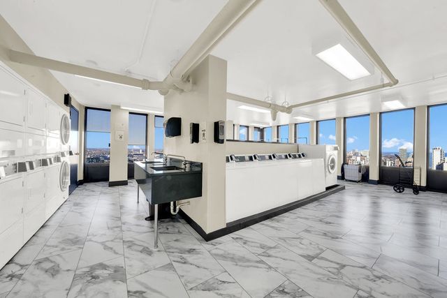 100 E Walton Street 17C, Chicago, IL 60611