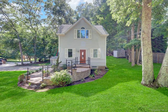 14 Neponsit Road, Sound Beach, NY 11789