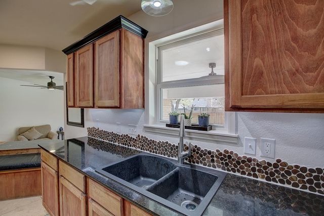 1902 E 18th ST, Georgetown, TX 78626