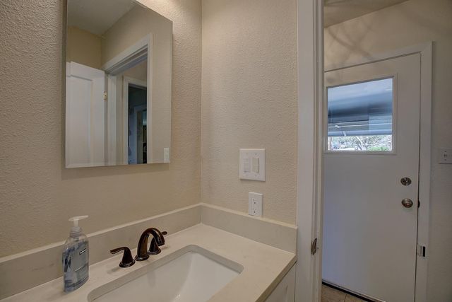 1902 E 18th ST, Georgetown, TX 78626