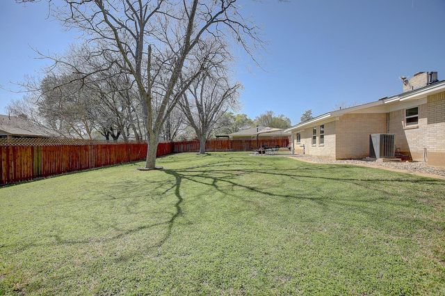 1902 E 18th ST, Georgetown, TX 78626