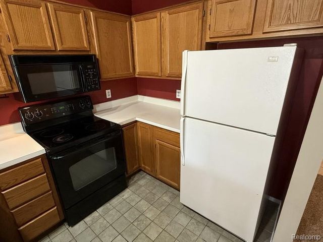 4962 Oak Hill Drive 75, Waterford, MI 48329