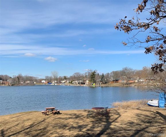 4962 Oak Hill Drive 75, Waterford, MI 48329