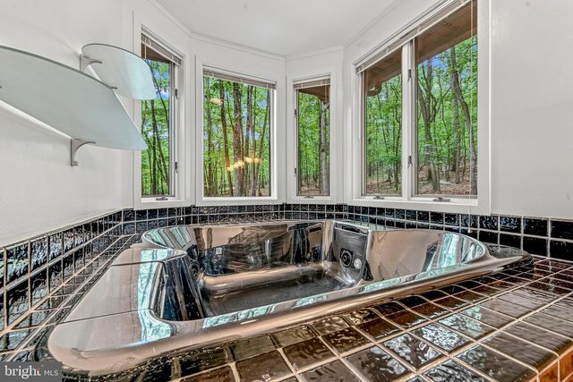 355 SANDSTONE LN, Berkeley Springs, WV 25411