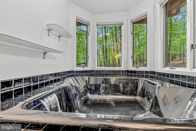 355 SANDSTONE LN, Berkeley Springs, WV 25411
