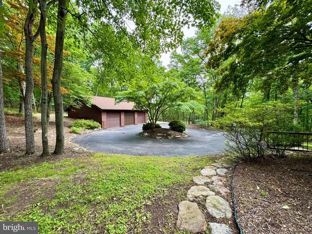 355 SANDSTONE LN, Berkeley Springs, WV 25411