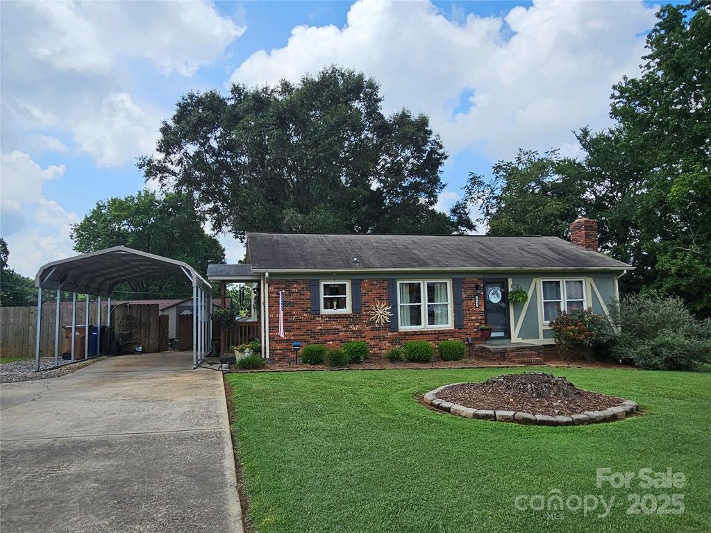 818 S Laurel Street, Lincolnton, NC 28092