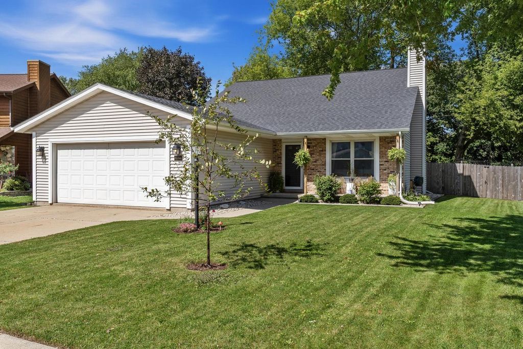 1566 Briarwood LANE, Hartford, WI 53027