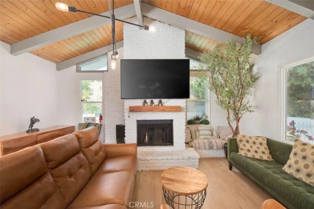 2057 Woodglen Street, Simi Valley, CA 93065