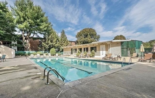 57 Broadlawn Park 14B, Boston, MA 02132