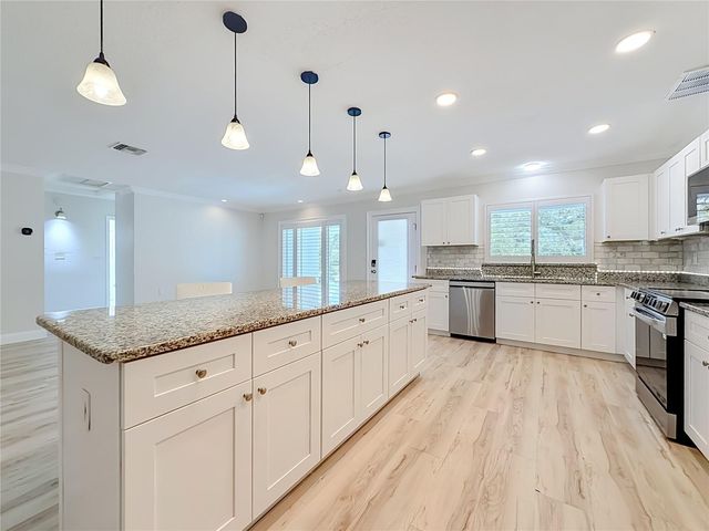 8270 30TH AVENUE N, St Petersburg, FL 33710