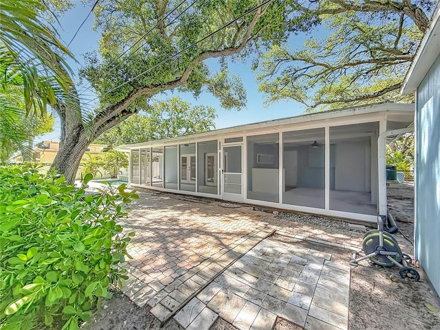 8270 30TH AVENUE N, St Petersburg, FL 33710
