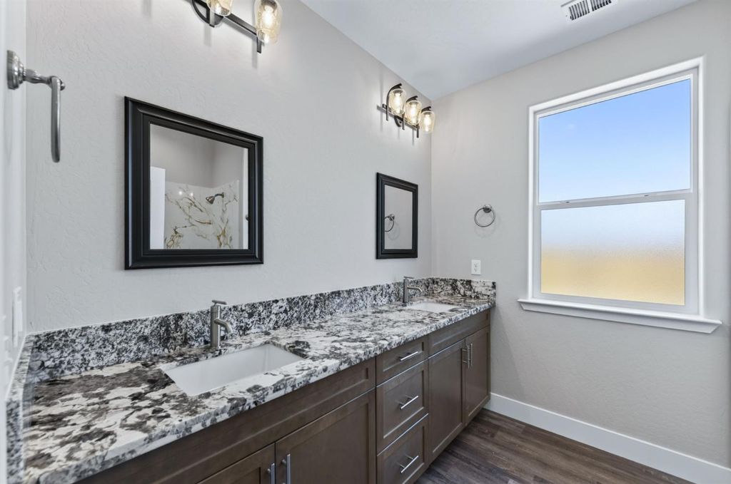 Image 8 of property listing at 16298 W David Avenue, Kerman, CA 93630