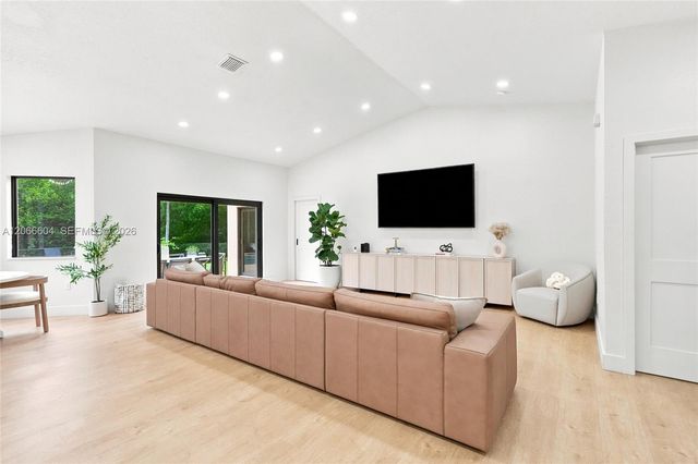 402 SW 200th Terrace, Pembroke Pines, FL 33029