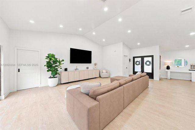 402 SW 200th Terrace, Pembroke Pines, FL 33029