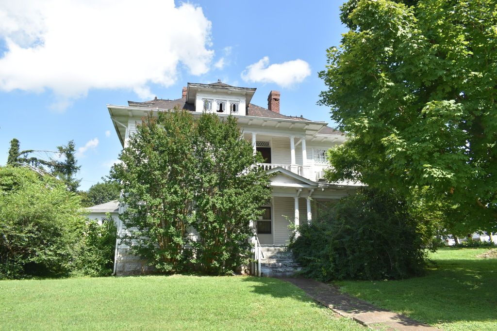 704 Main St, N, Carthage, TN 37030
