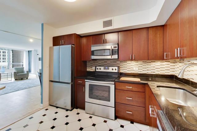 201 E Chestnut Street 18F, Chicago, IL 60611