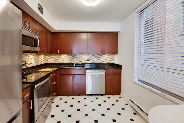 201 E Chestnut Street 18F, Chicago, IL 60611