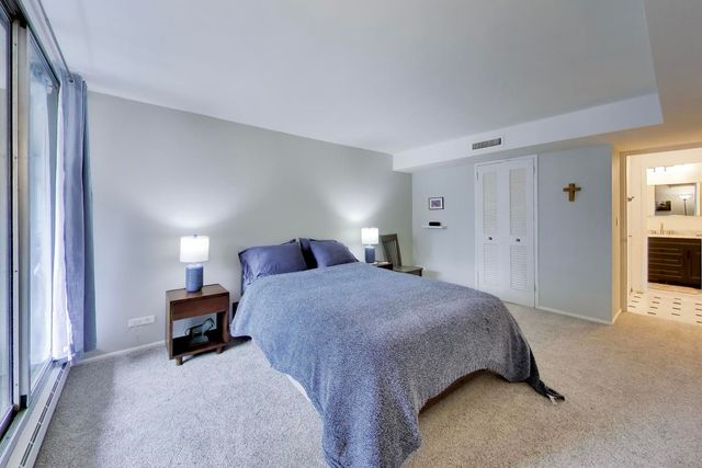 201 E Chestnut Street 18F, Chicago, IL 60611
