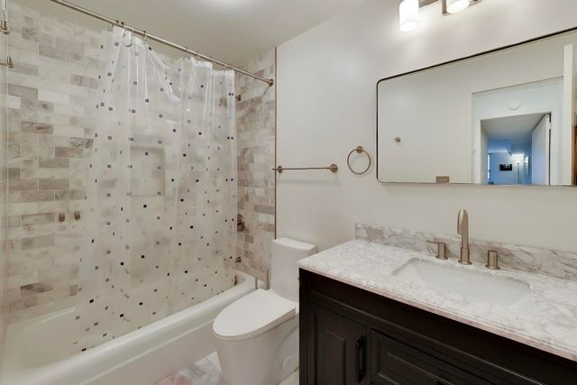 201 E Chestnut Street 18F, Chicago, IL 60611