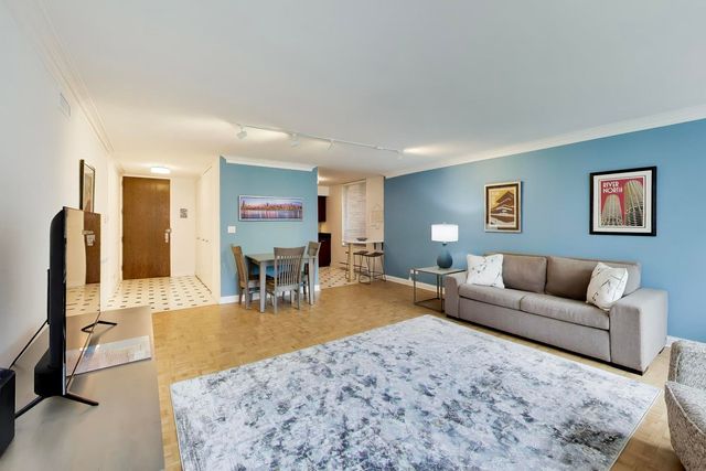 201 E Chestnut Street 18F, Chicago, IL 60611