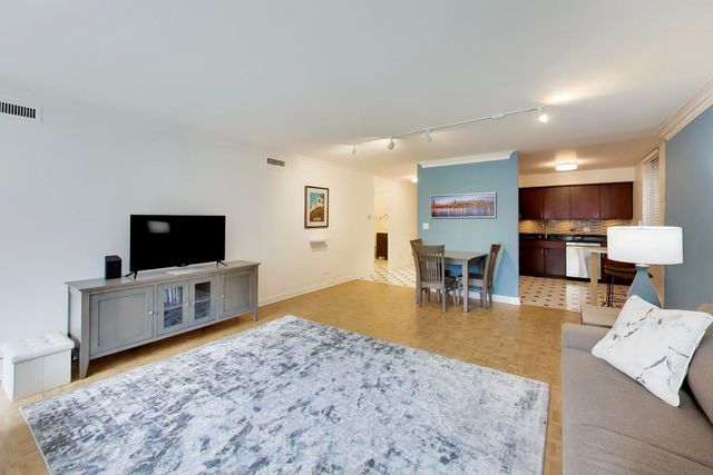 201 E Chestnut Street 18F, Chicago, IL 60611