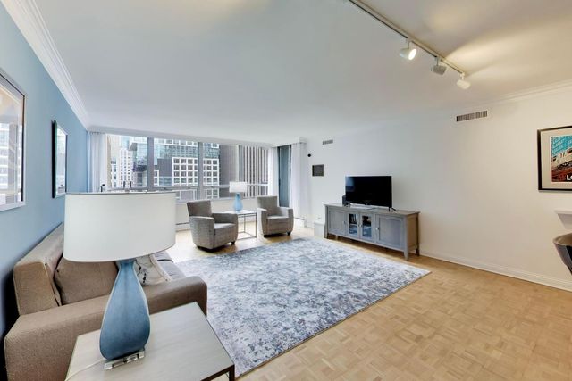 201 E Chestnut Street 18F, Chicago, IL 60611