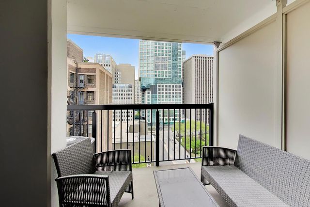 201 E Chestnut Street 18F, Chicago, IL 60611