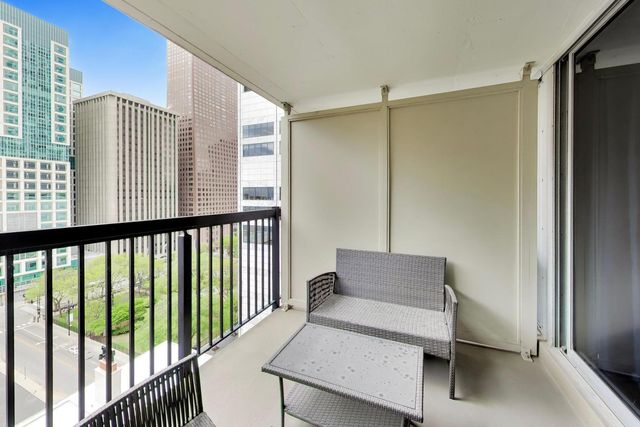 201 E Chestnut Street 18F, Chicago, IL 60611
