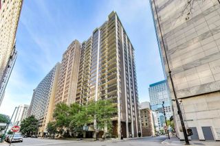 201 E Chestnut Street 18F, Chicago, IL 60611