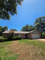 6101 Cool Springs Drive, Arlington, TX 76001