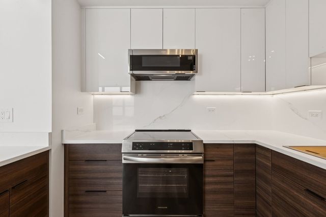 655 W Irving Park Road 4212, Chicago, IL 60613