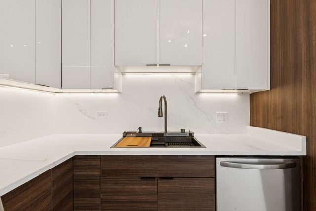 655 W Irving Park Road 4212, Chicago, IL 60613