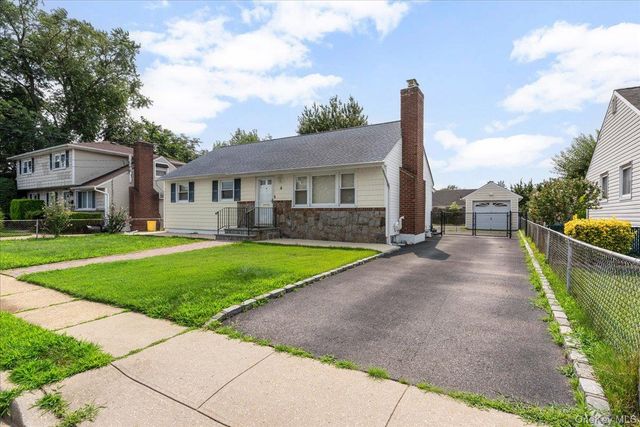 4 Cecil Place, Hicksville, NY 11801