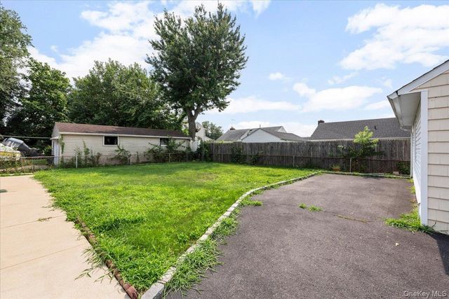 4 Cecil Place, Hicksville, NY 11801