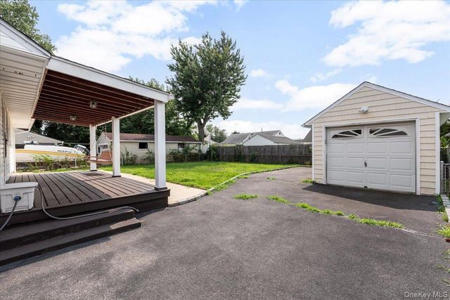 4 Cecil Place, Hicksville, NY 11801