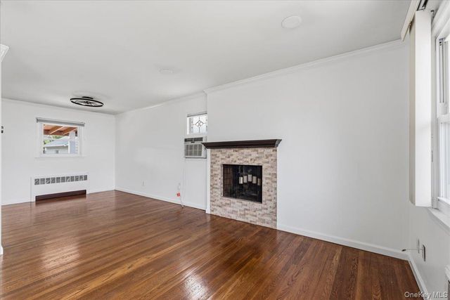 4 Cecil Place, Hicksville, NY 11801