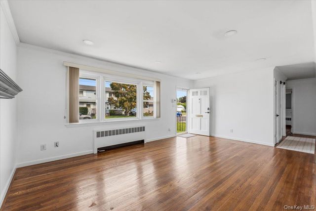4 Cecil Place, Hicksville, NY 11801