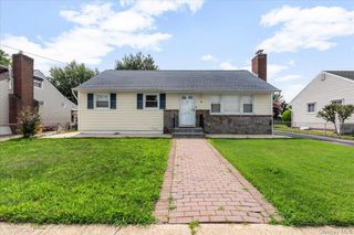4 Cecil Place, Hicksville, NY 11801