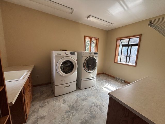 1 Coronado Dr, Neshannock Twp, PA 16105