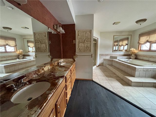 1 Coronado Dr, Neshannock Twp, PA 16105