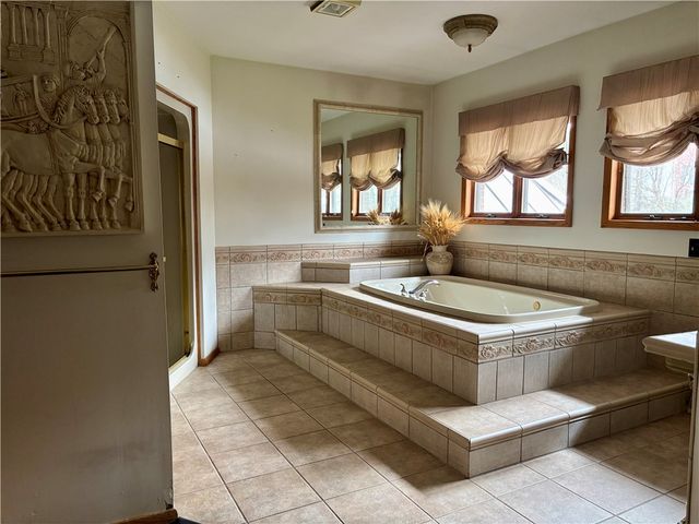 1 Coronado Dr, Neshannock Twp, PA 16105