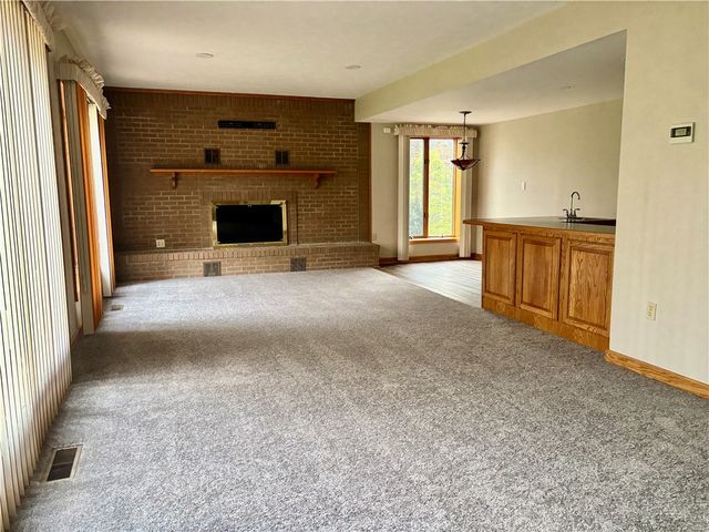 1 Coronado Dr, Neshannock Twp, PA 16105